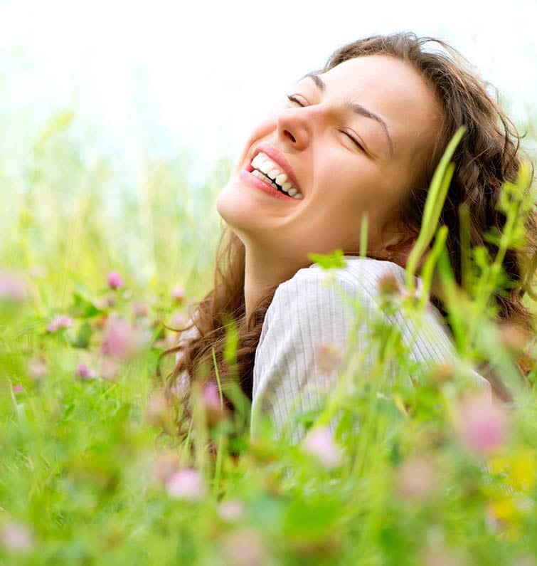 Beautiful Young Woman lying in Meadow of Flowers. Enjoy Nature Patch quantique Allevi8 Pro pour la détente et le bien-être